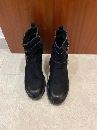 Botines negros con hebillas