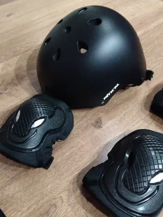 Monopatín, Casco y Rodilleras Negro