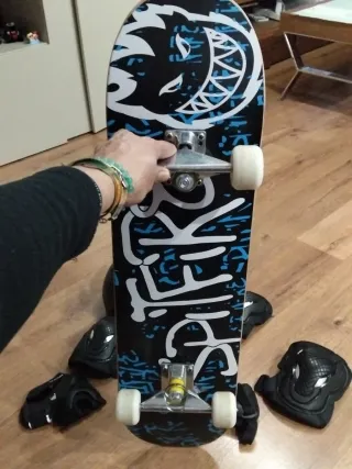 Monopatín, Casco y Rodilleras Negro