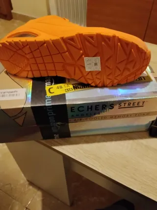 Zapatillas Skechers color entre naranja y salmón