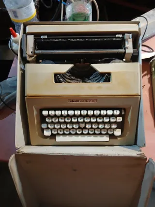 Máquina de escribir antigua color verde