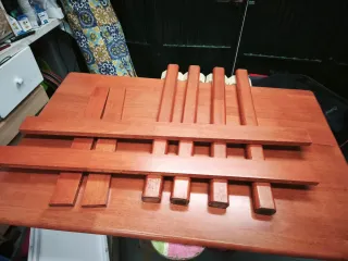 Mesa de madera marrón