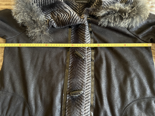 Chaquetón negro con capucha y detalles