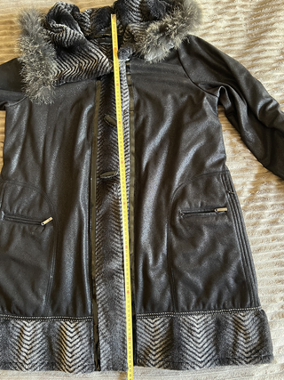 Chaquetón negro con capucha y detalles