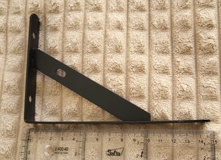 Supporti metallici triangolari per scaffalature