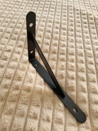 Supporti metallici triangolari per scaffalature