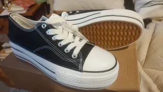 Zapatillas negras plataforma tipo Converse