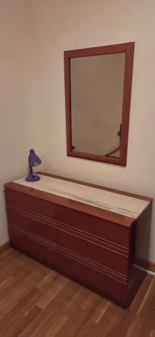 Mueble de habitación con espejo