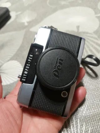 Olympus Pen Cámara Analógica Negra y Plateada