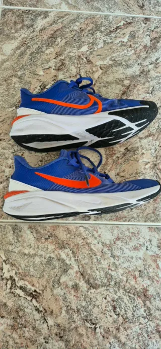 Zapatillas Adidas niño azul/naranja.