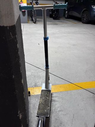 Patinete blanco y azul