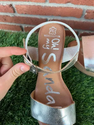 Sandalias de cuña doradas y plateadas