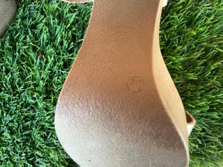 Sandalias de cuña doradas y plateadas