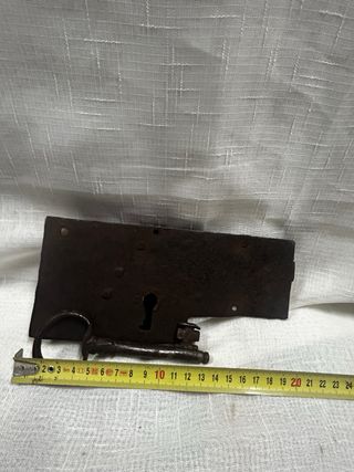 Cerradura antigua de forja con llave