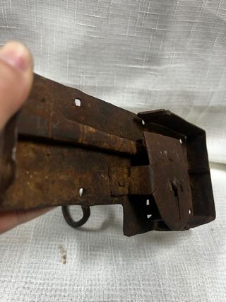 Cerradura antigua de forja con llave