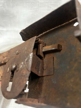 Cerradura antigua de forja con llave