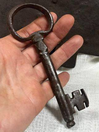 Cerradura antigua de forja con llave