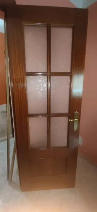 Puerta interior de madera con cristal