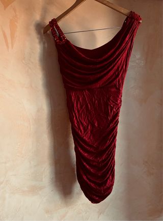 Vestido rojo drapeado con pedrería. Color burdeos.