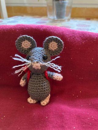 Ratón de ganchillo gris y rojo