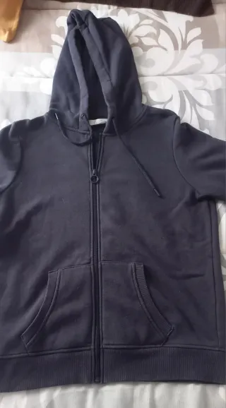 Sudadera azul con cremallera y capucha