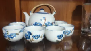 Tetera y 6 tazas de cerámica decorada con flores