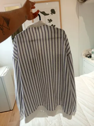 Camisa blanca y negra