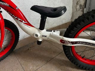 Bicicleta de equilibrio Monty Roja y Blanca