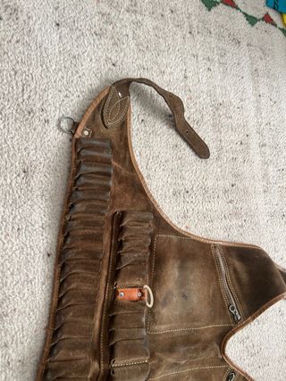 Chaleco de caza de cuero marrón