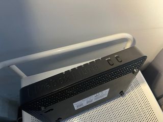 Router Livebox Fibra con cable patch