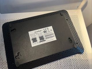 Router Livebox Fibra con cable patch