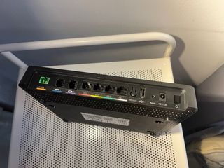 Router Livebox Fibra con cable patch