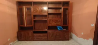 Mueble de madera y cristal marrón