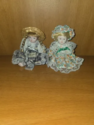 Coppia di mini bambole in ceramica