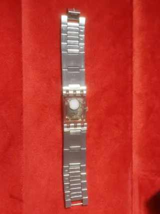 Reloj de mujer plateado con detalles rosas