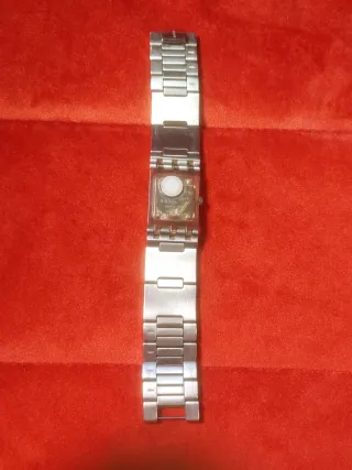 Reloj de mujer plateado con detalles rosas