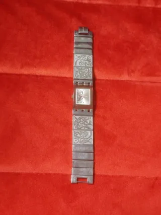 Reloj de mujer plateado con detalles rosas