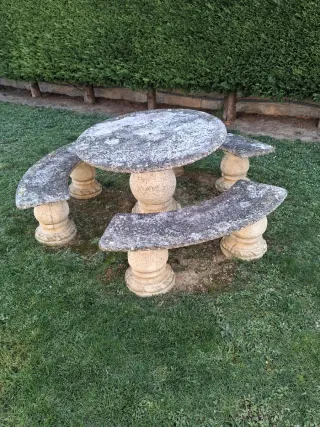 Mesa con bancos de piedra para jardín