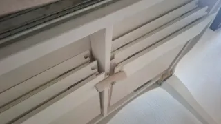 Mesa de salón madera blanca con tapa de cristal