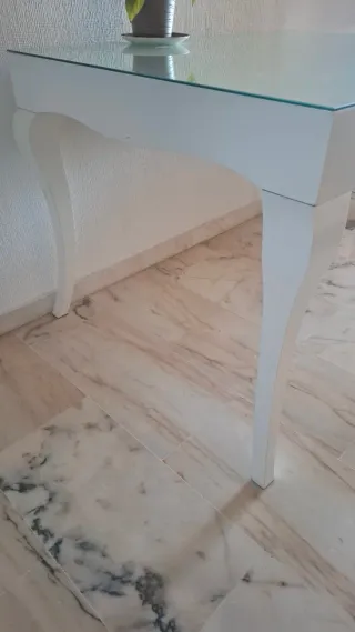 Mesa de salón madera blanca con tapa de cristal
