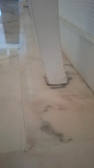 Mesa de salón madera blanca con tapa de cristal