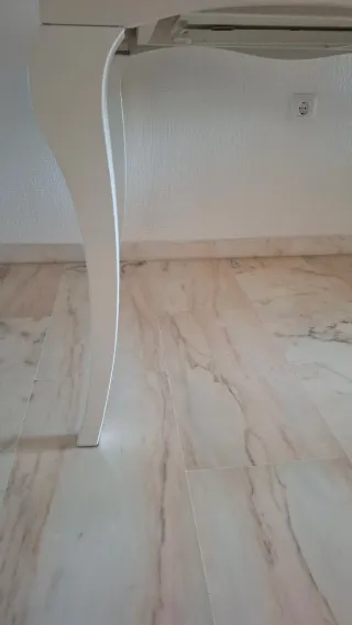 Mesa de salón madera blanca con tapa de cristal