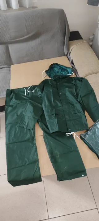 Traje impermeable verde