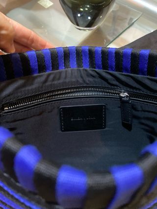 Bolso de mano BIMBA Y LOLA rayas azul y negro