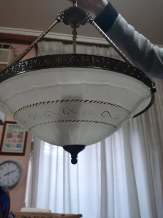 Lámpara colgante metal dorada y blanca