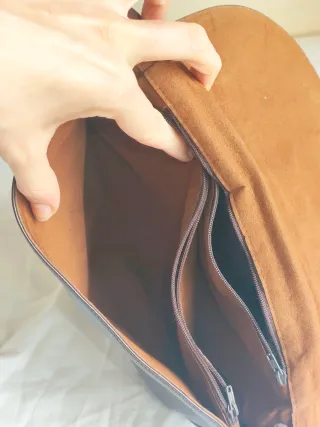 Bolso de cuero marrón con flor