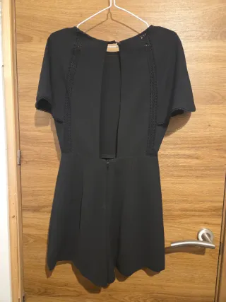 Vestido negro con detalles