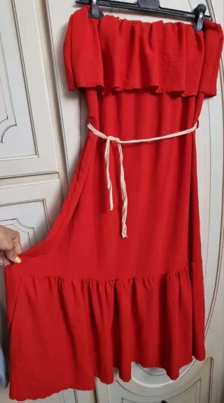 Abito rosso senza spalline con cintura