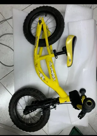 Bicicleta sin pedales amarilla