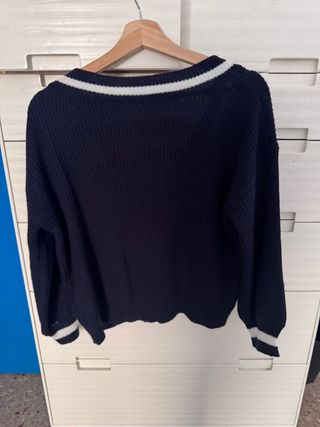 Jersey azul marino con rayas blancas